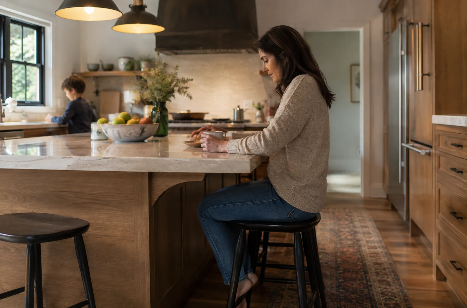 Îlot de cuisine avec tabouret et espace sous le débord du plan de travail
