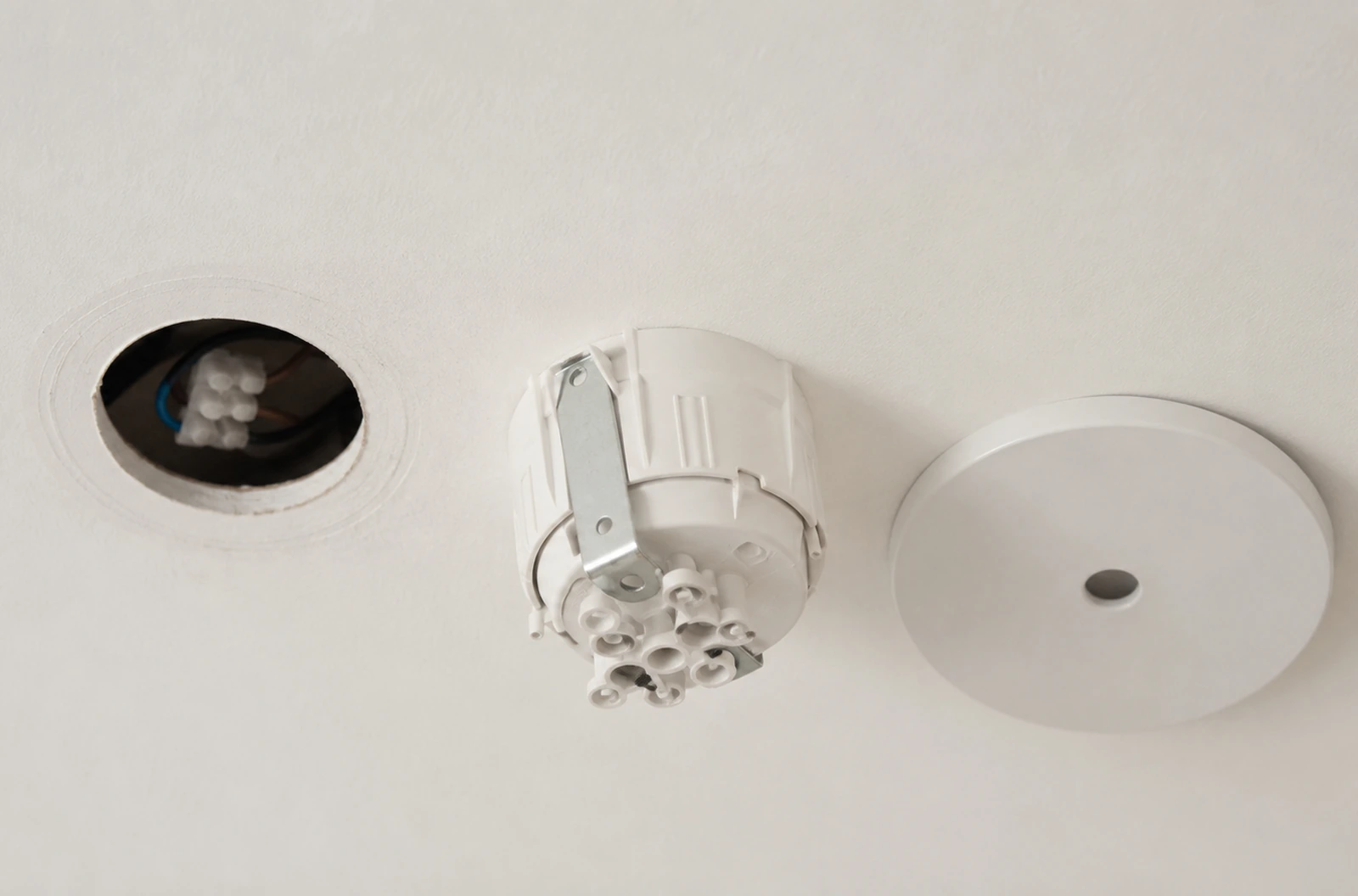 Ouverture laissée par un spot encastré avec boîte DCL et rosace pour préparer une suspension